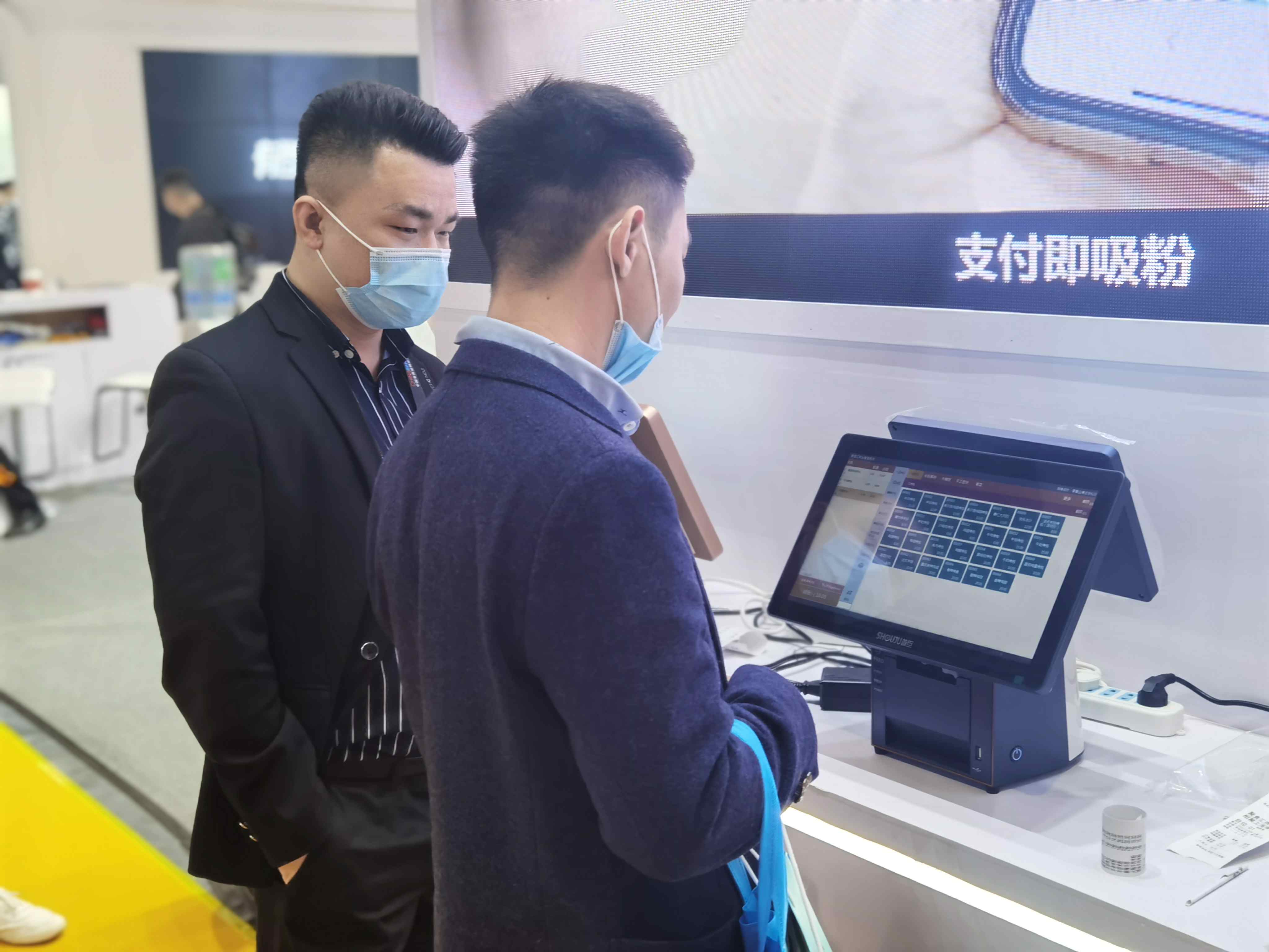 这个展台都是人从众!排队网亮相第二十二届中国零售业博览会(图4) 这个展台都是人从众!排队网亮相第二十二届中国零售业博览会(图4)